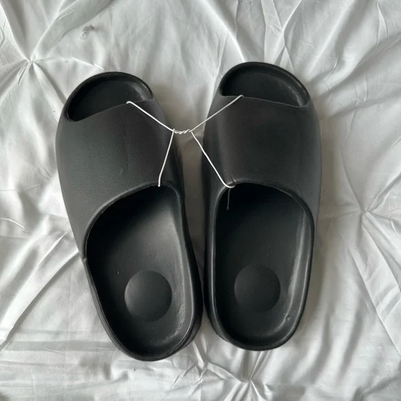 BUNDLE OF 2, Squishy Slides, Size 44-45, Cream and Black Men’s White Camo Men main image 3